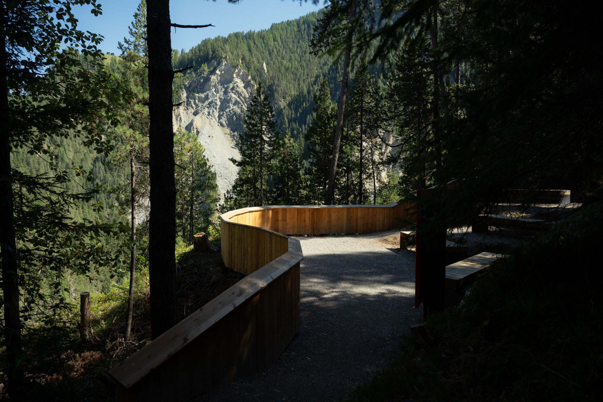Der Aussichtspunkt nahe der Wiesen Station bietet einen tollen Blickwinkel auf das eindrückliche Wiesenerviadukt und die umliegende Schlucht.