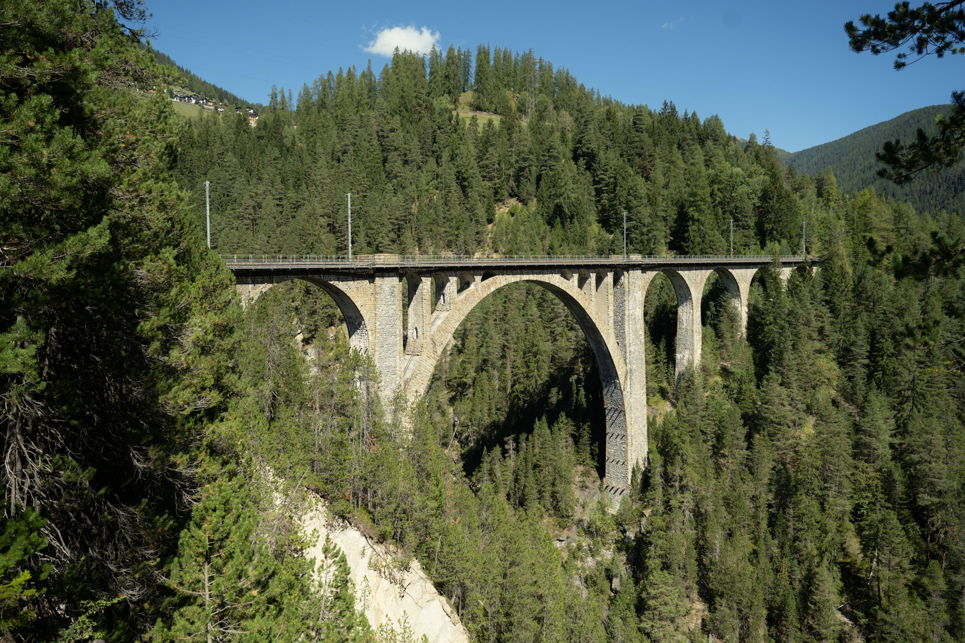 Das Wiesenerviadukt liegt imposant in der Landschaft und ermöglicht den Zügen der Rhätischen Bahn die Überquerung der Landwasser.