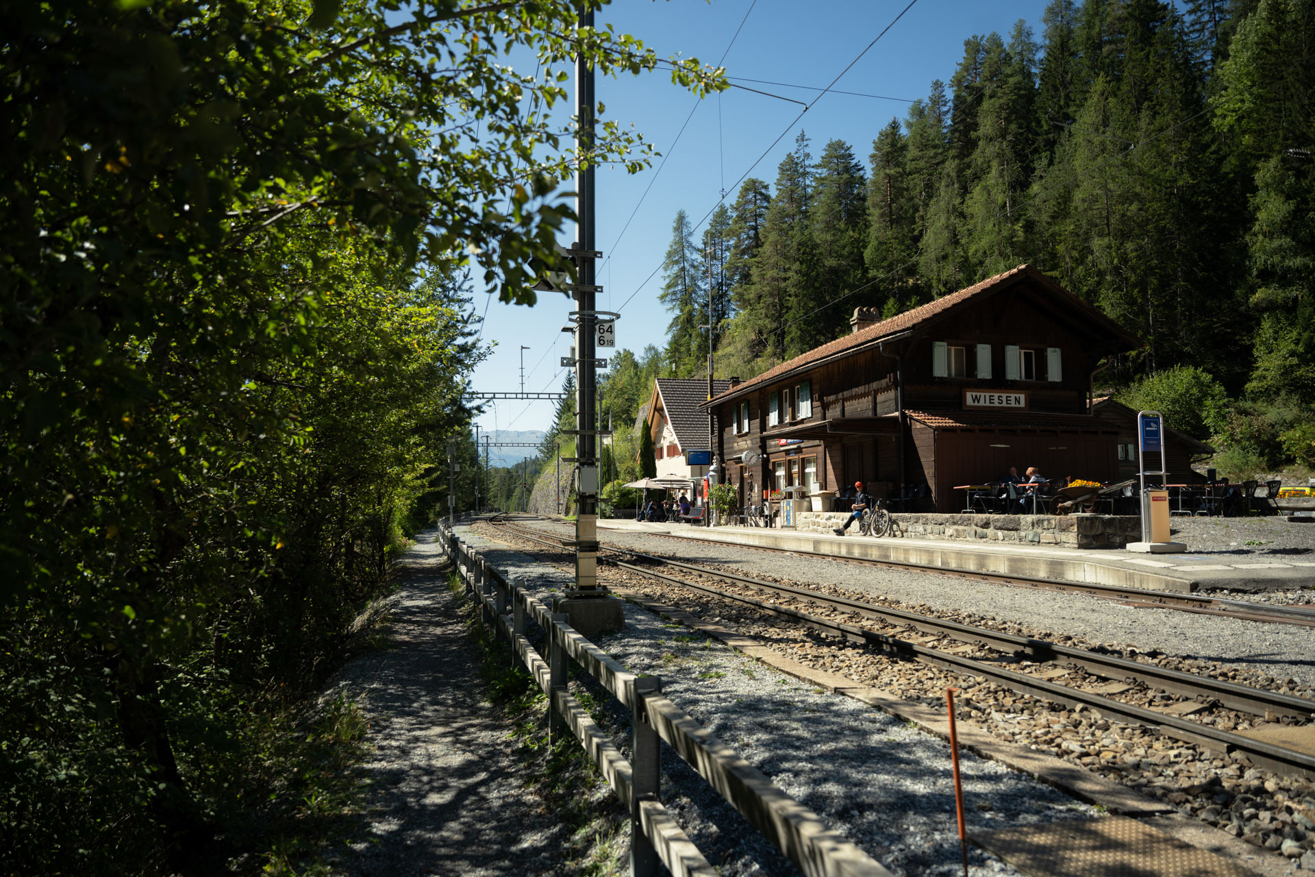 Der kleine Bahnhof in der Schlucht unterhalb des Dorfes Davos Wiesen befindet sich unmittelbar vor dem imposanten Wiesenerviadukt, das die Landwasser überbrückt.